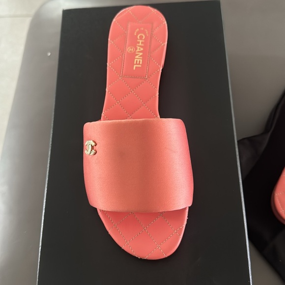 Authentic 22P Chanel satin sandals - Picture 2 of 12